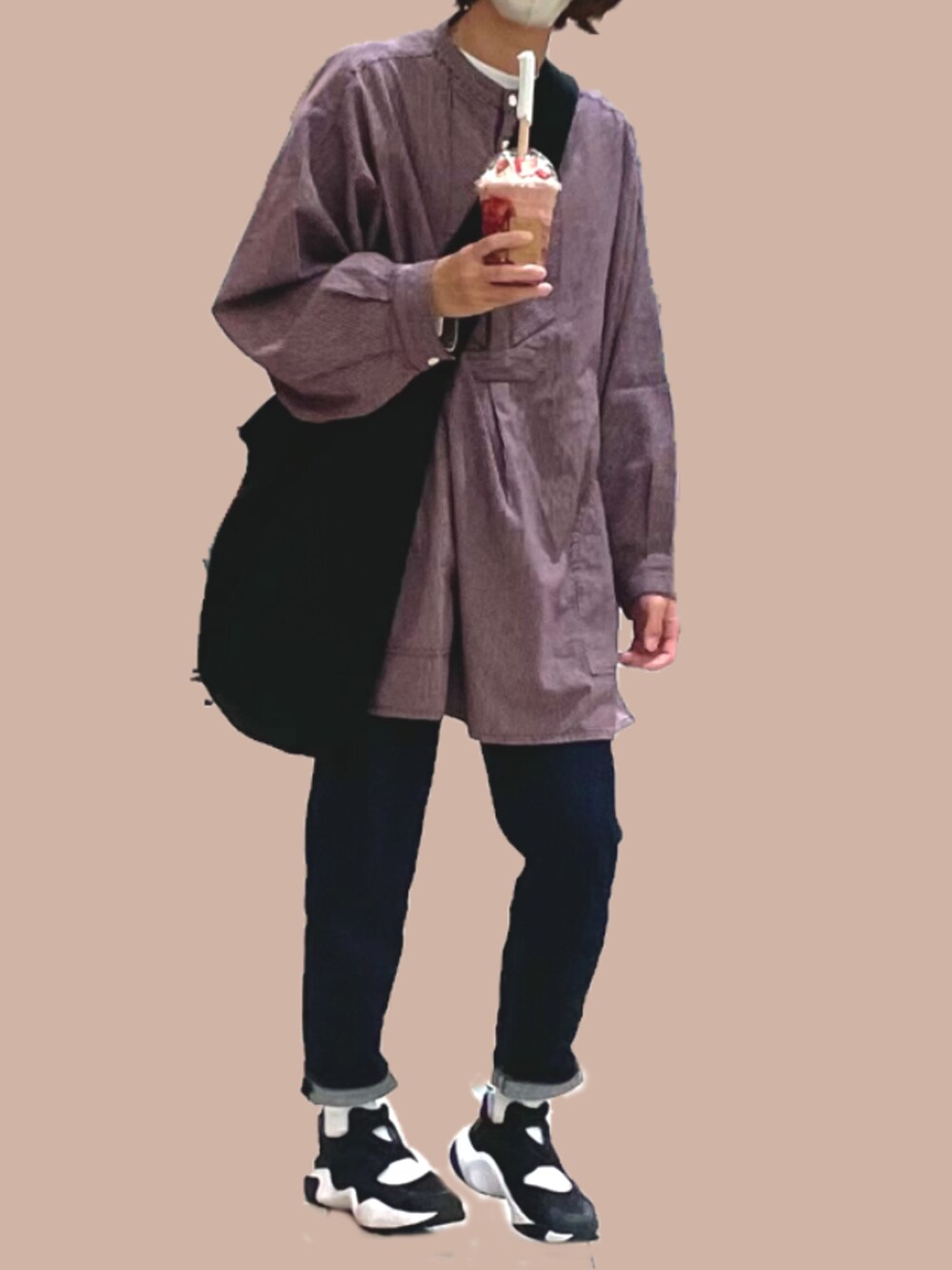 ブラウン系のシャツ/ブラウス、ブラック系のスニーカー、ブラック系のショルダーバッグを着用したレディースの秋コーディネートの2枚目の写真