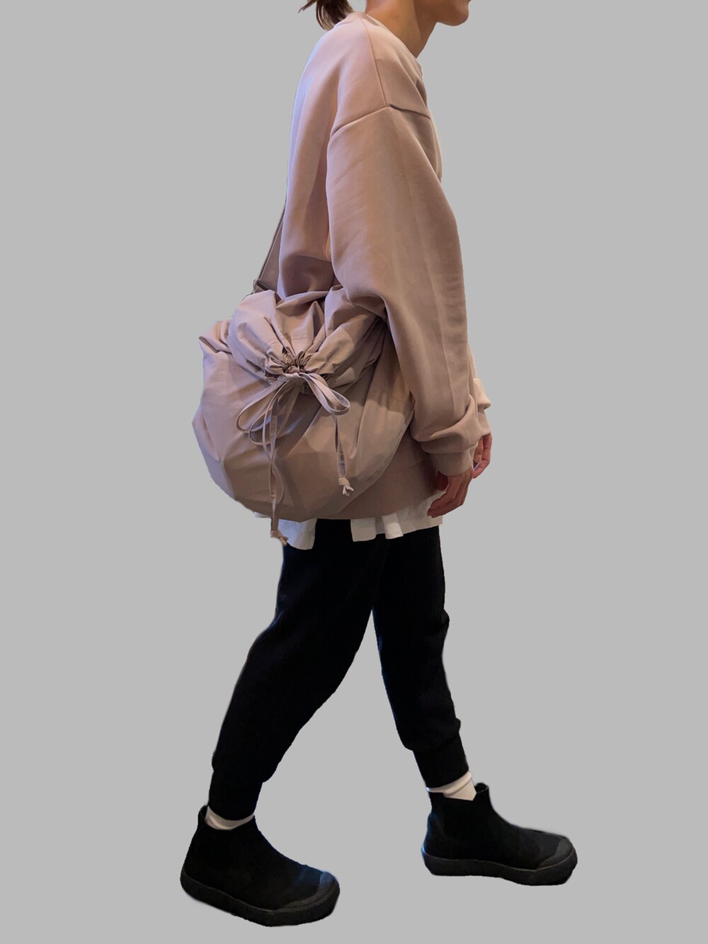 ブラック系のその他パンツ、ブラック系のブーツ、ピンク系のスウェットを着用したレディースの春コーディネートの2枚目の写真