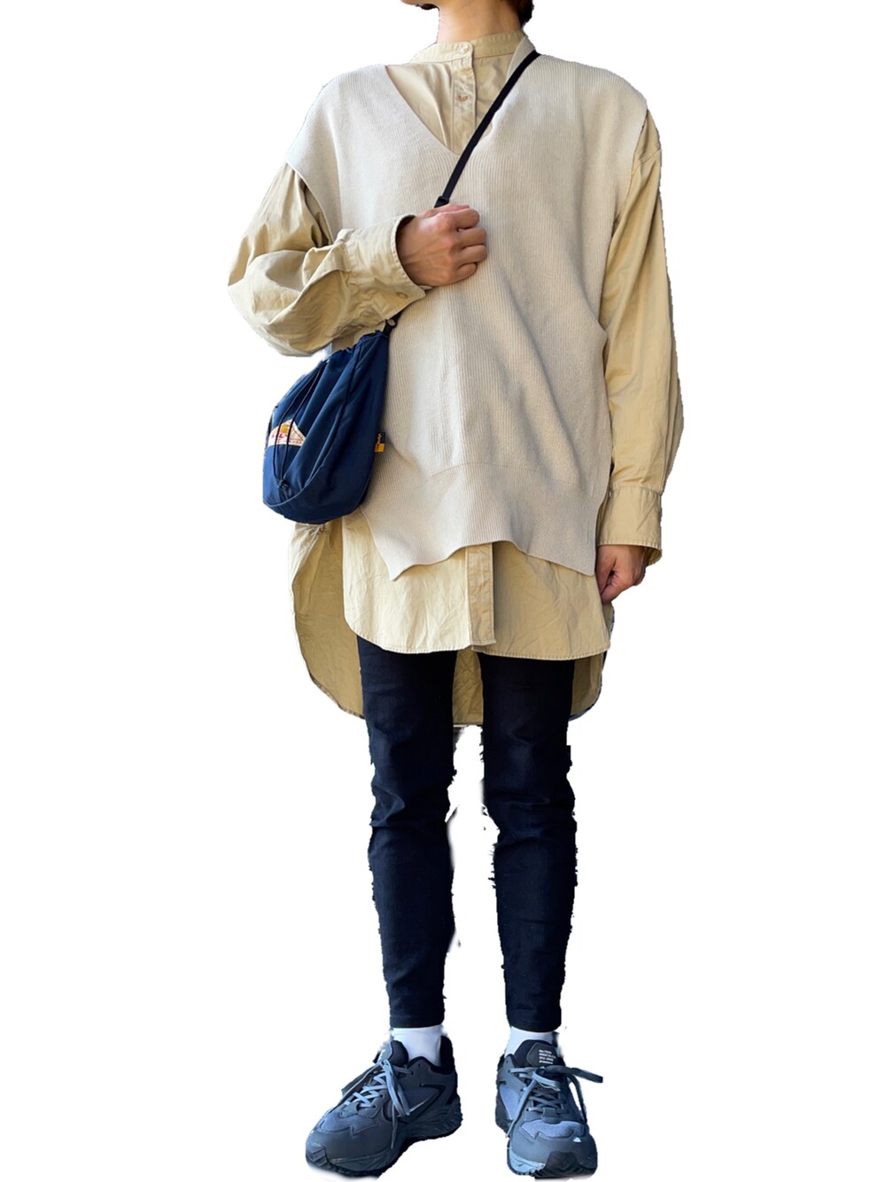 ブルー系のショルダーバッグ、ベージュ系のシャツ/ブラウス、ベージュ系のベストを着用したレディースの秋コーディネートの2枚目の写真