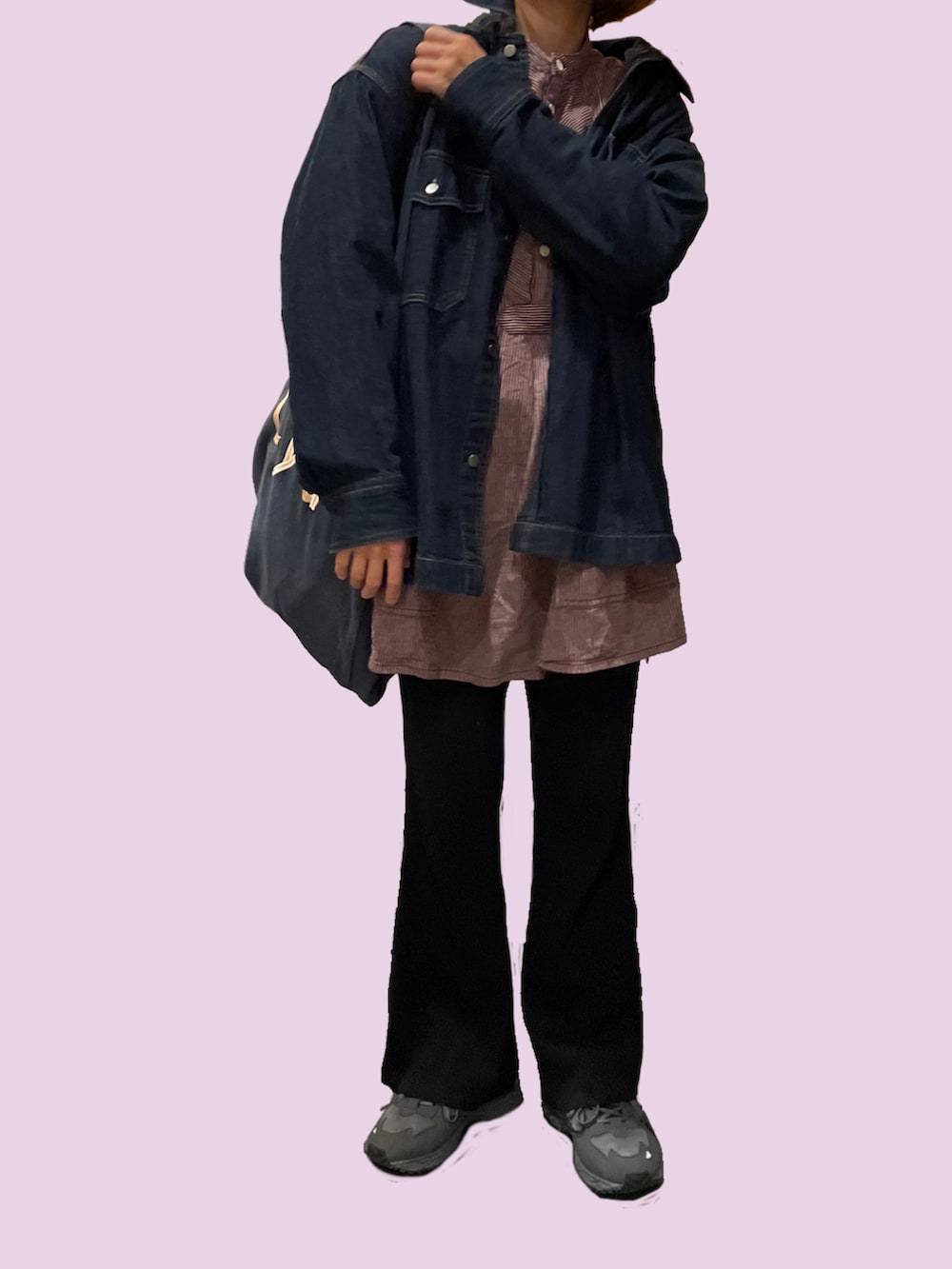 ブラウン系のシャツ/ブラウス、グレー系のトートバッグ、ブラック系のその他パンツを着用したレディースの秋コーディネートの2枚目の写真