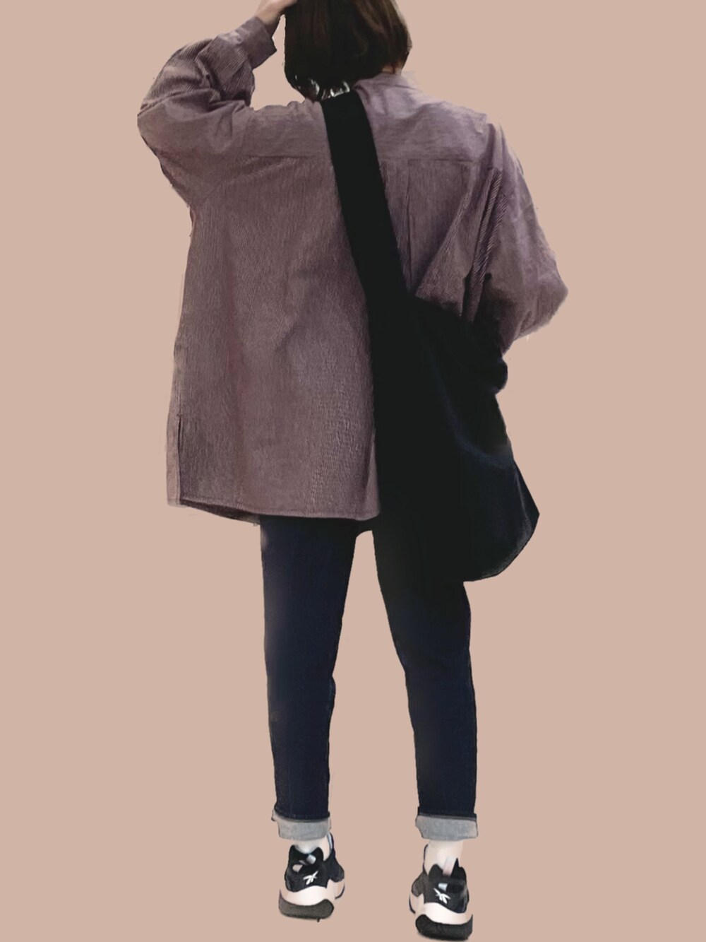 ブラウン系のシャツ/ブラウス、ブラック系のスニーカー、ブラック系のショルダーバッグを着用したレディースの秋コーディネートの3枚目の写真