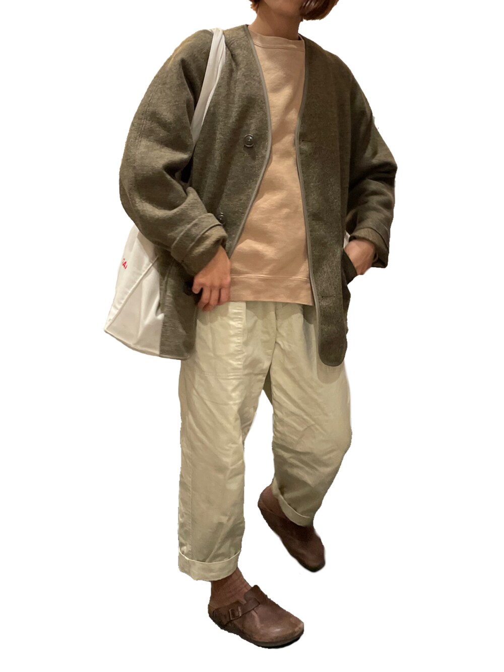 ブラウン系のその他シューズ、ベージュ系のスウェットを着用したレディースの冬コーディネートの2枚目の写真