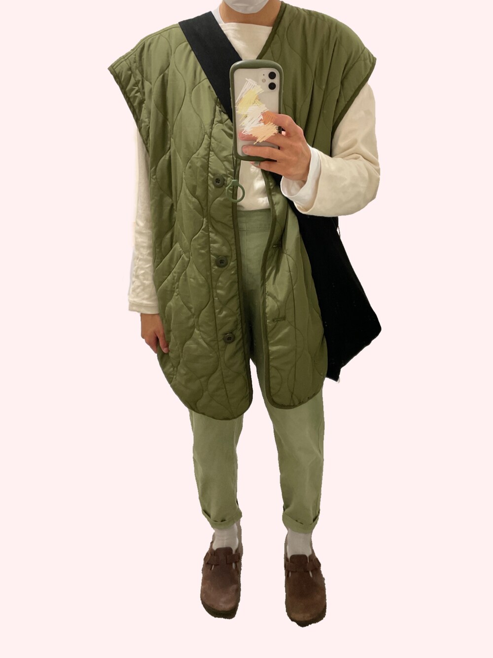 グリーン系のノーカラージャケット、グリーン系のその他パンツ、ブラウン系のサンダルを着用したレディースの秋コーディネートの2枚目の写真