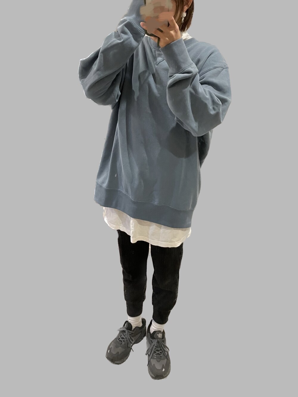 ブルー系のスウェット、ブラック系のその他パンツ、ブラック系のスニーカーを着用したレディースの秋コーディネートの2枚目の写真