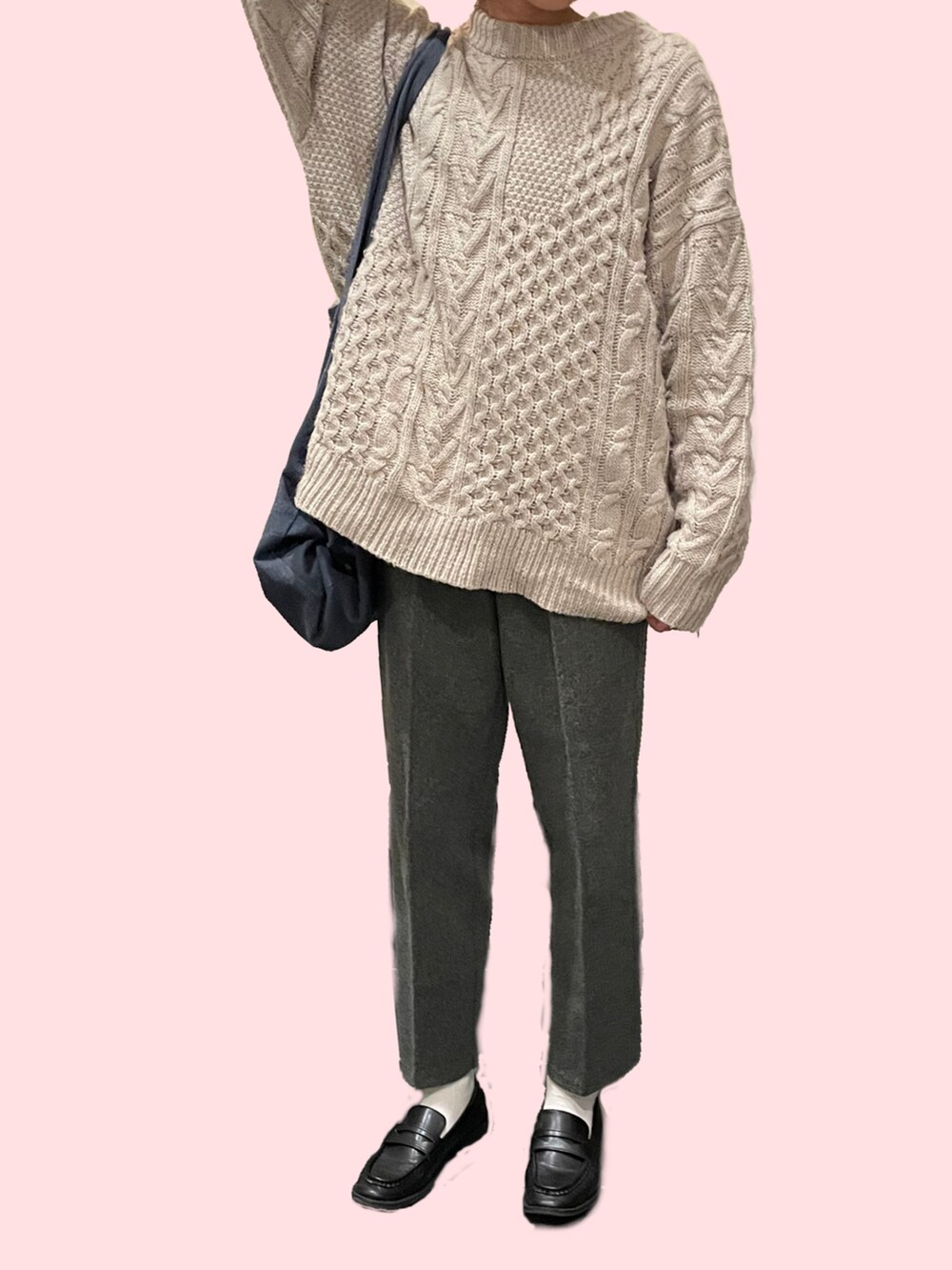 ベージュ系のニット/セーター、グレー系のその他パンツ、グレー系のトートバッグを着用したレディースの秋コーディネートの2枚目の写真