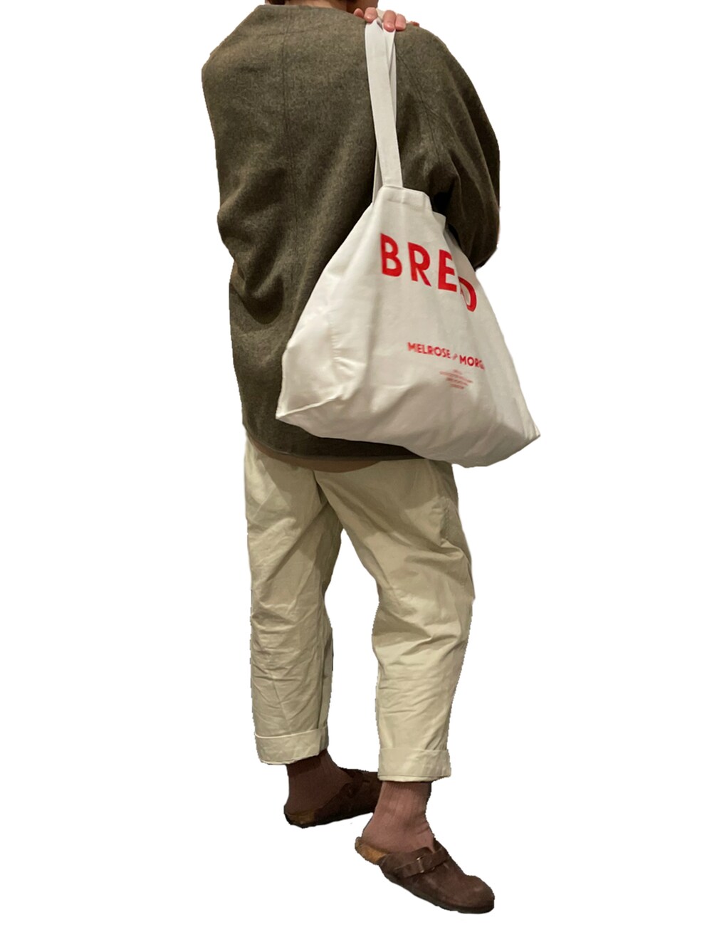 ブラウン系のその他シューズ、ベージュ系のスウェットを着用したレディースの冬コーディネートの3枚目の写真