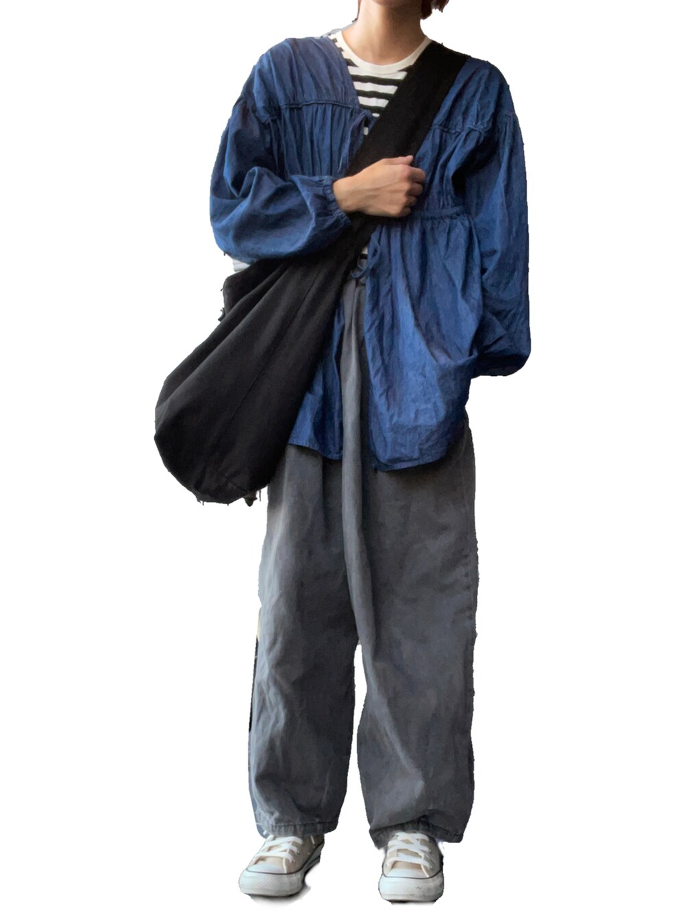 ブルー系のシャツ/ブラウス、ブラック系のショルダーバッグ、グレー系のデニムパンツを着用したレディースの秋コーディネートの2枚目の写真