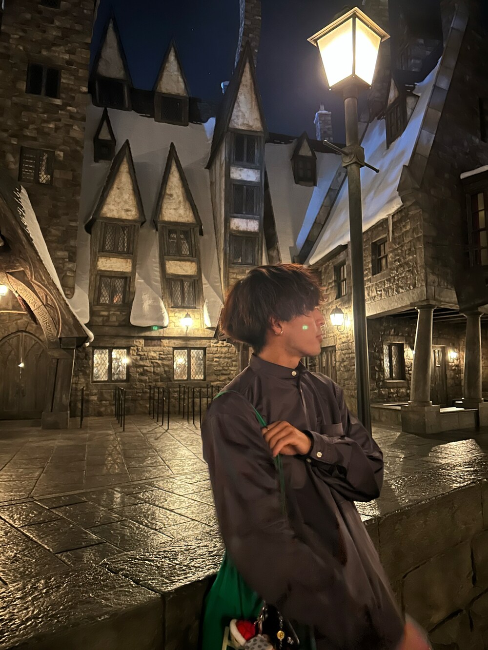 グレー系のシャツ/ブラウス、グリーン系のトートバッグを着用したメンズの秋コーディネートの2枚目の写真