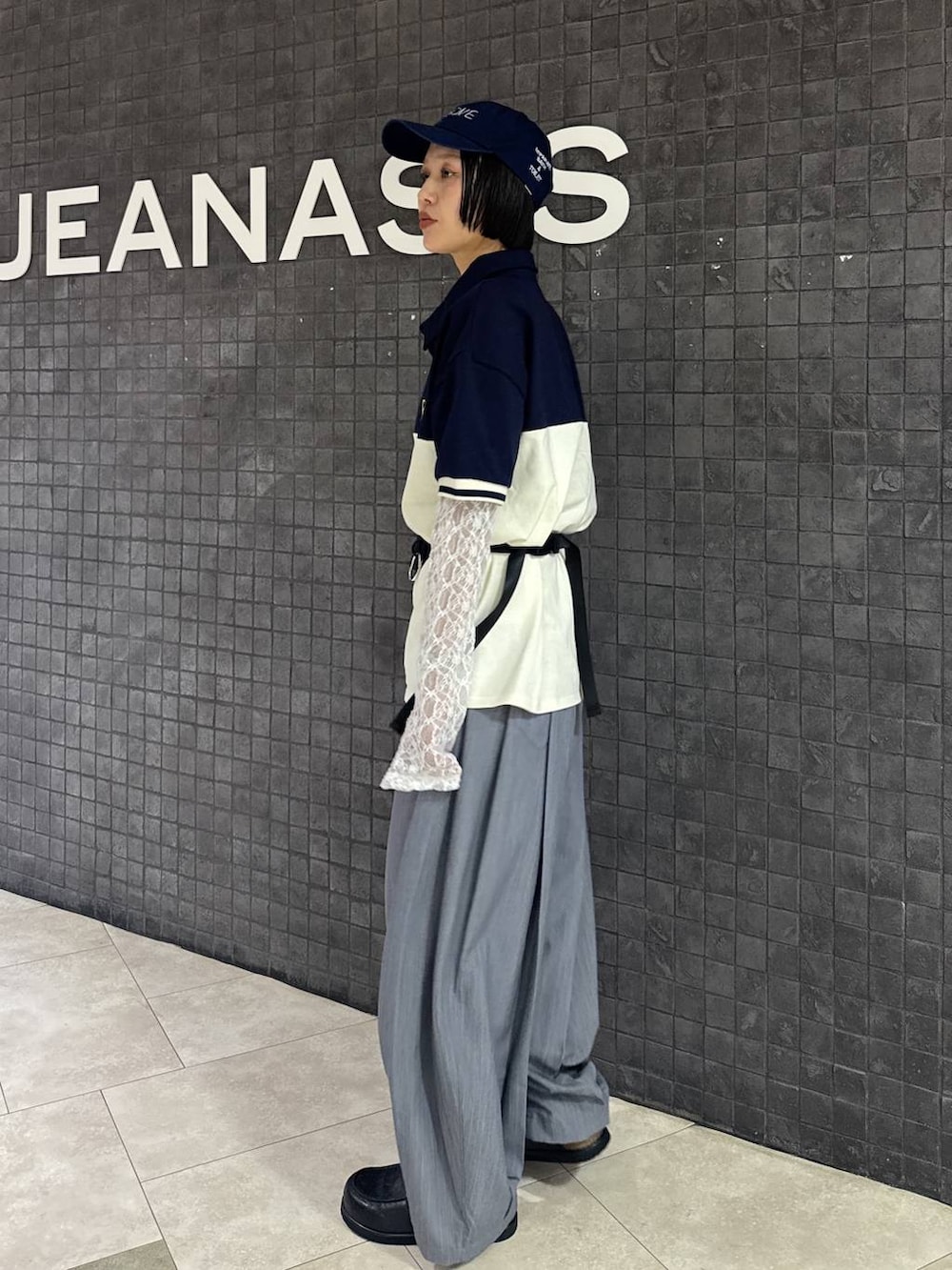 ホワイト系のTシャツ/カットソー、ブラック系のローファー、グレー系のスラックスを着用したレディースの春コーディネートの3枚目の写真