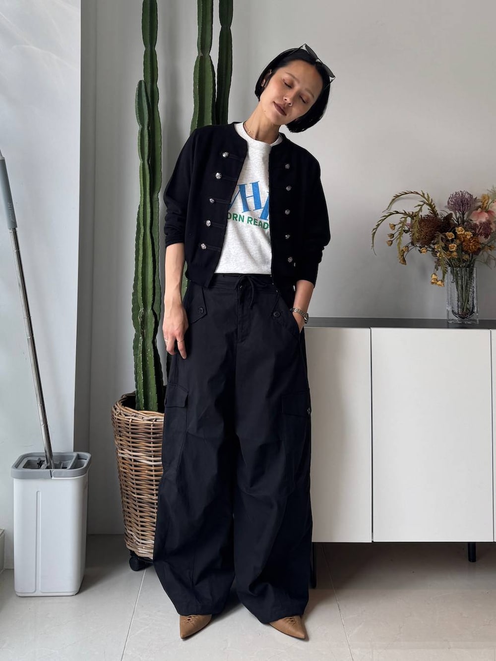 ブラック系のカーゴパンツ、グレー系のTシャツ/カットソー、ブラック系のカーディガン/ボレロを着用したレディースの夏コーディネートの2枚目の写真