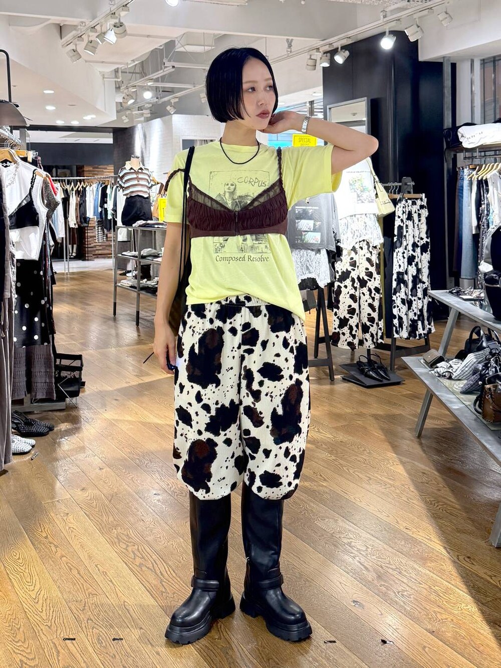 ベージュ系のその他パンツ、ブラウン系のキャミソール、イエロー系のTシャツ/カットソーを着用したレディースの夏コーディネートの5枚目の写真