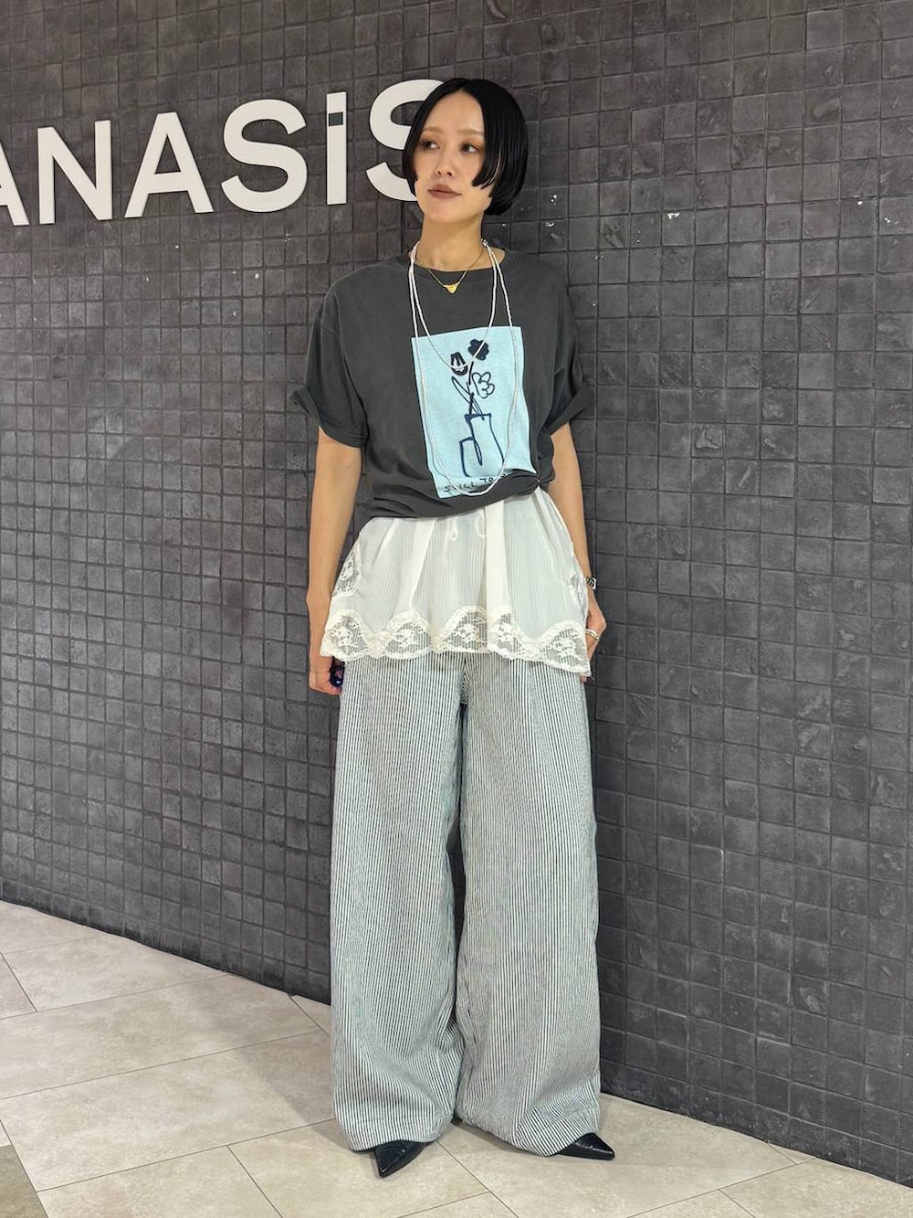 ホワイト系のキャミソール、グレー系のTシャツ/カットソー、ブラック系のパンプスを着用したレディースの夏コーディネートの2枚目の写真