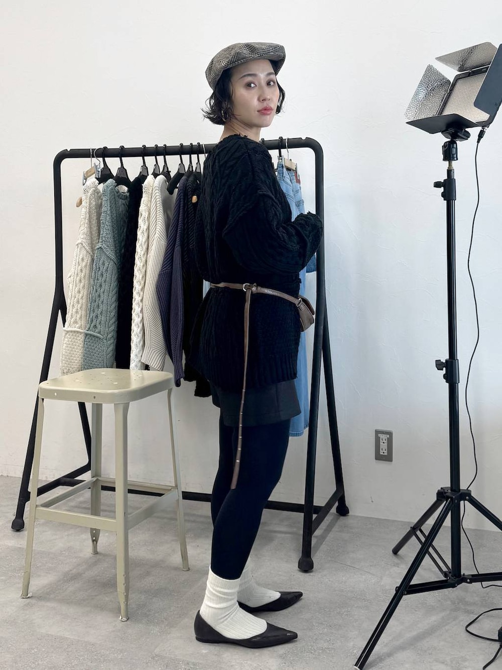 ブラック系のその他パンツ、グレー系のニット/セーター、ブラック系のニット/セーターを着用したレディースの秋コーディネートの3枚目の写真