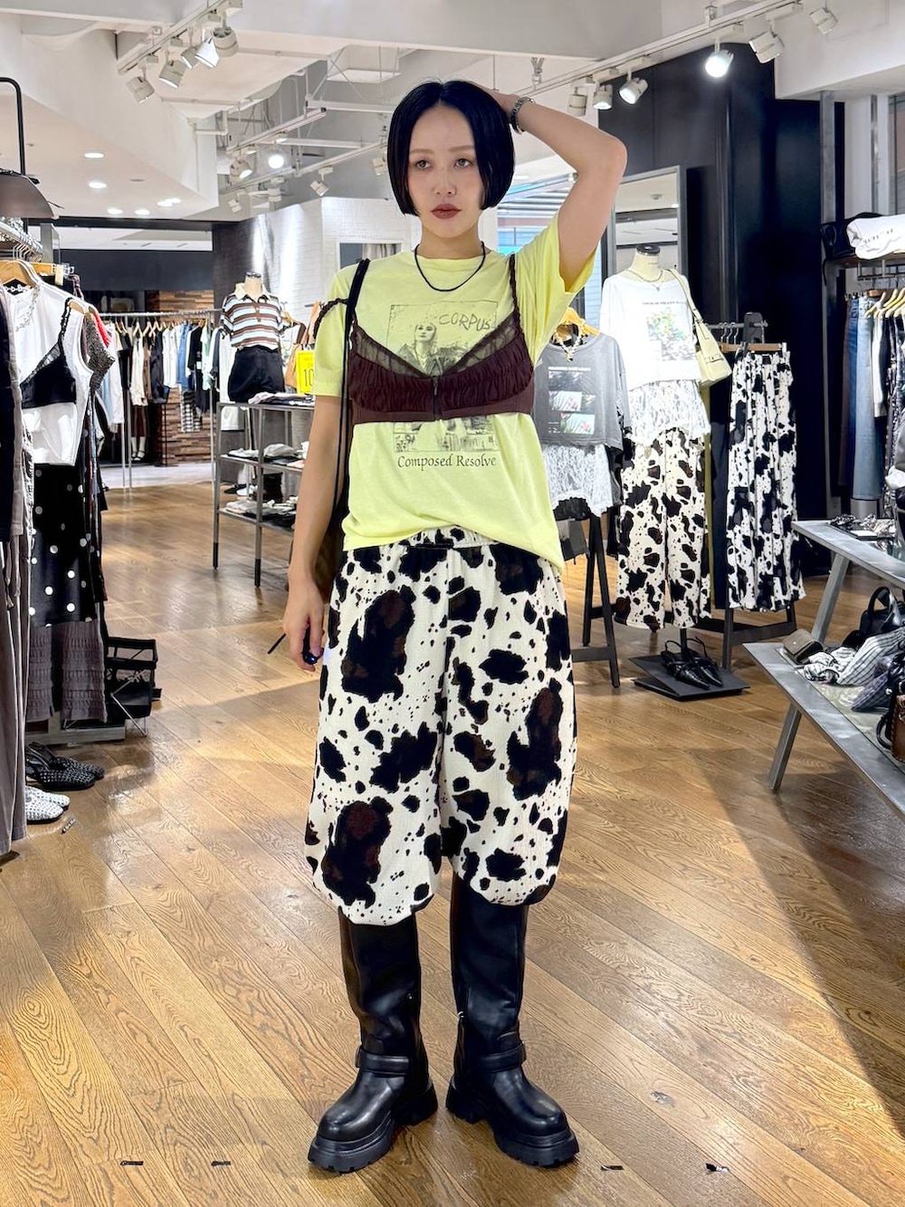 ベージュ系のその他パンツ、ブラウン系のキャミソール、イエロー系のTシャツ/カットソーを着用したレディースの夏コーディネートの2枚目の写真