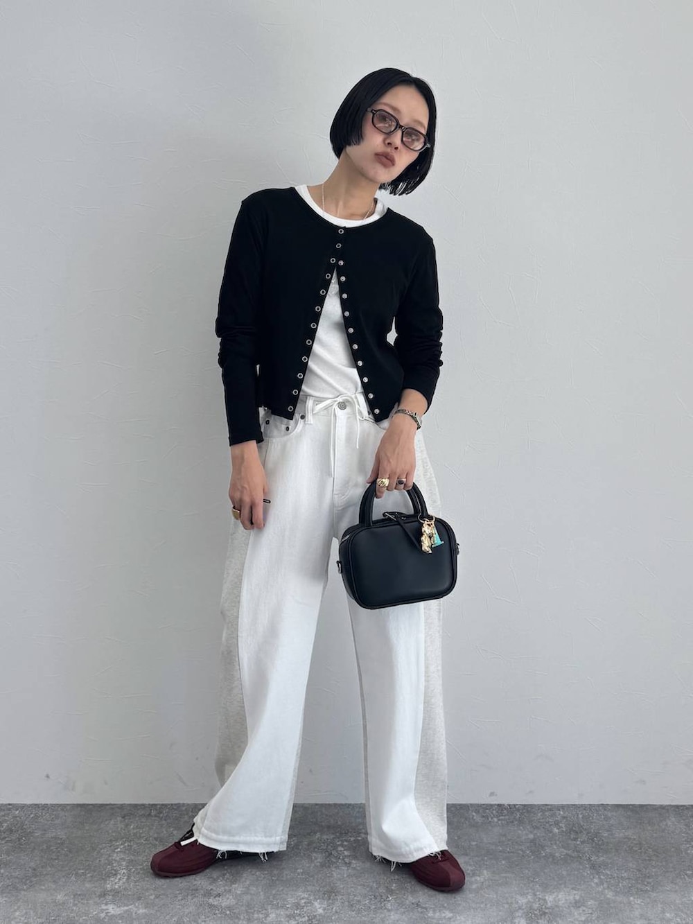 ブラック系のショルダーバッグを着用したレディースの冬コーディネートの6枚目の写真