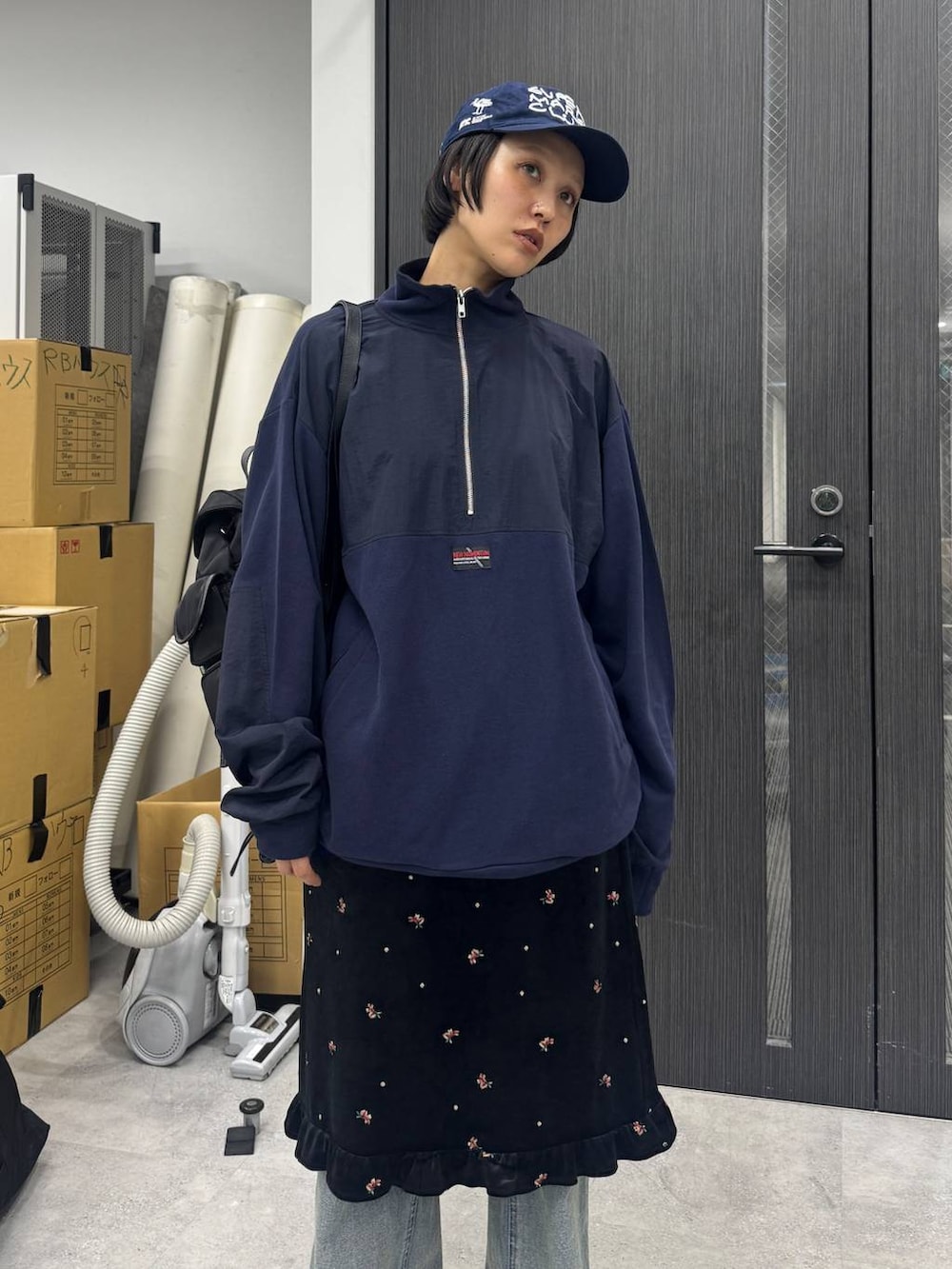 ブルー系のデニムパンツ、ブラック系のバックパック/リュック、ブルー系のスウェットを着用したレディースの夏コーディネートの5枚目の写真