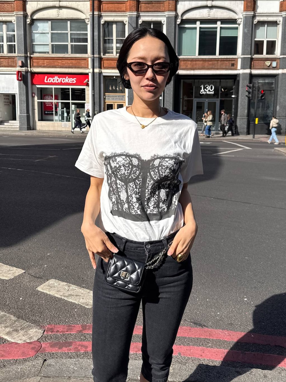 ホワイト系のTシャツ/カットソーを着用したレディースの夏コーディネートの2枚目の写真