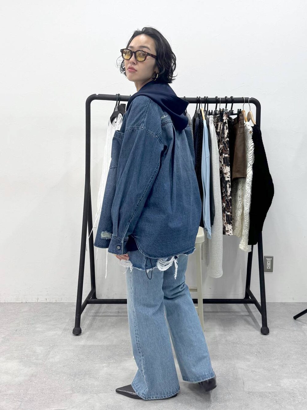 ブルー系のデニムパンツ、グレー系のTシャツ/カットソー、ブルー系のデニムスカートを着用したレディースの秋コーディネートの3枚目の写真