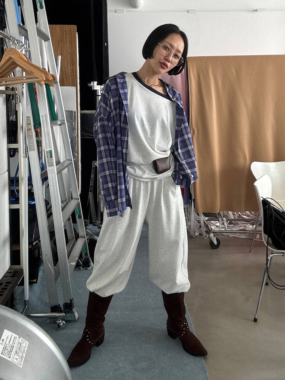 ブラック系のブーツ、ベージュ系のスウェットパンツ、ブラウン系のベルトを着用したレディースの夏コーディネートの7枚目の写真
