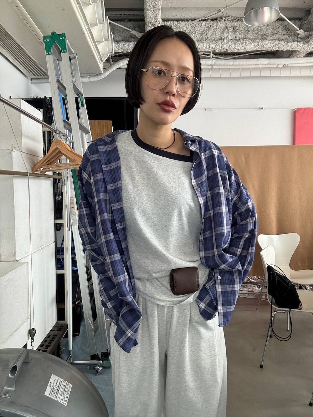 ブラック系のブーツ、ベージュ系のスウェットパンツ、ブラウン系のベルトを着用したレディースの夏コーディネートの5枚目の写真