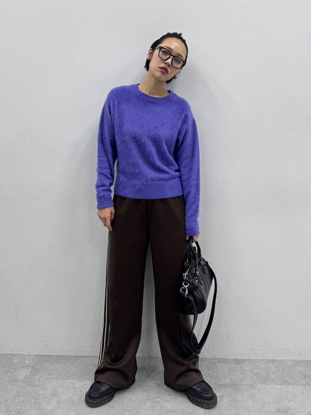 ブラウン系のその他パンツ、パープル系のニット/セーターを着用したレディースの秋コーディネートの5枚目の写真