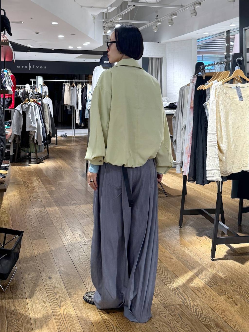 ベージュ系のローファー、イエロー系のブルゾン、ブルー系のTシャツ/カットソーを着用したレディースの春コーディネートの3枚目の写真