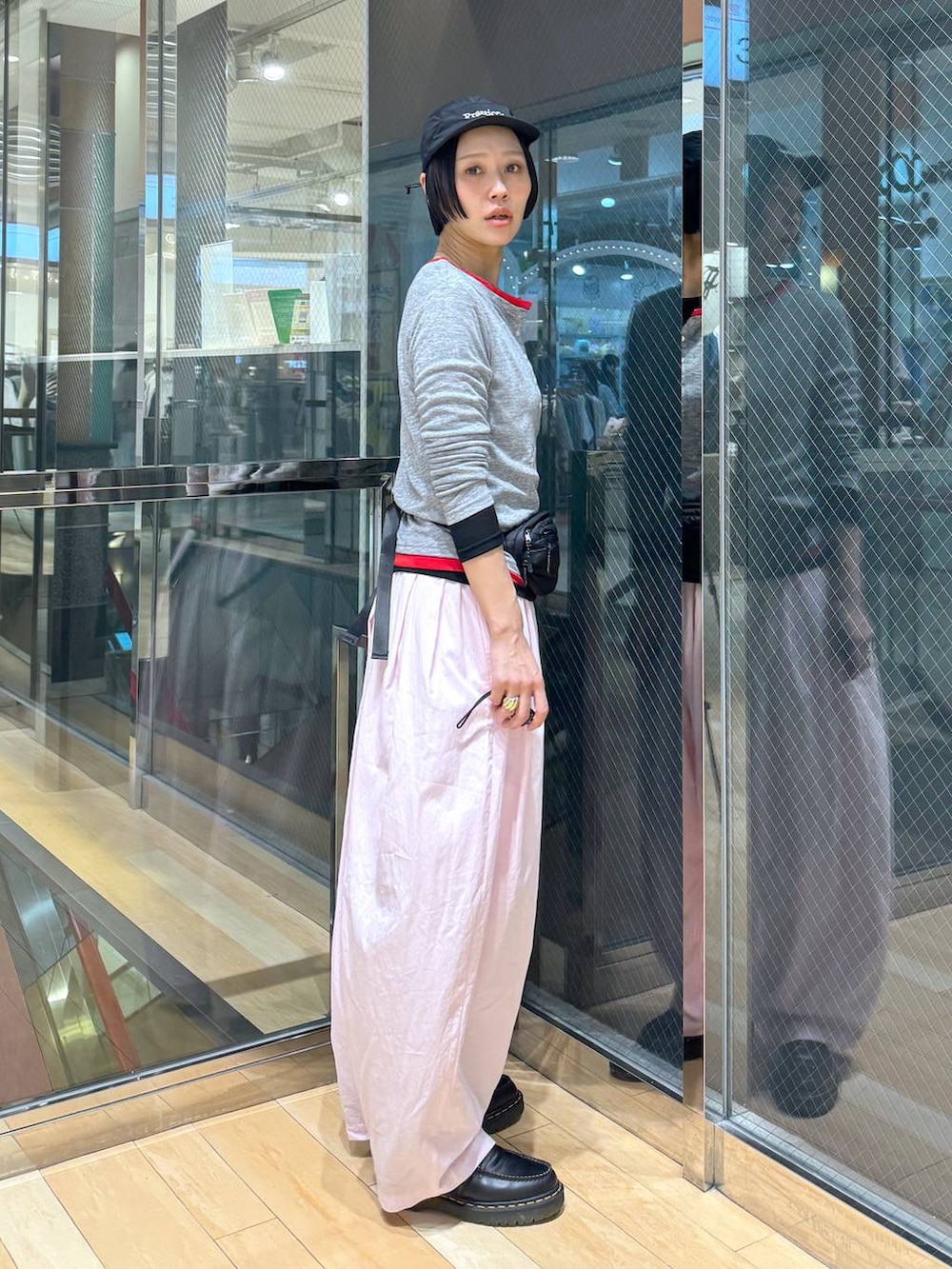 ピンク系のカーゴパンツ、グレー系のTシャツ/カットソーを着用したレディースの春コーディネートの2枚目の写真