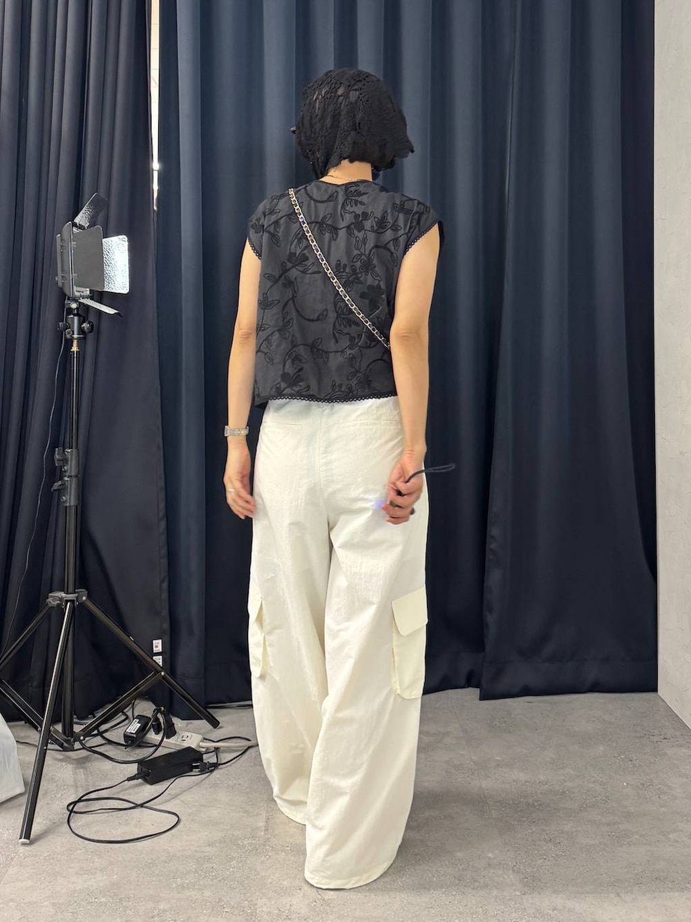 ブラック系のサンダルを着用したレディースの春コーディネートの3枚目の写真
