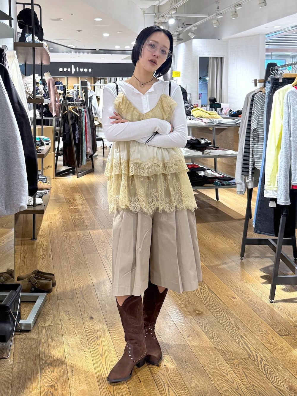 ホワイト系のTシャツ/カットソー、ブラウン系のブーツ、ベージュ系のその他パンツを着用したレディースの春コーディネートの7枚目の写真