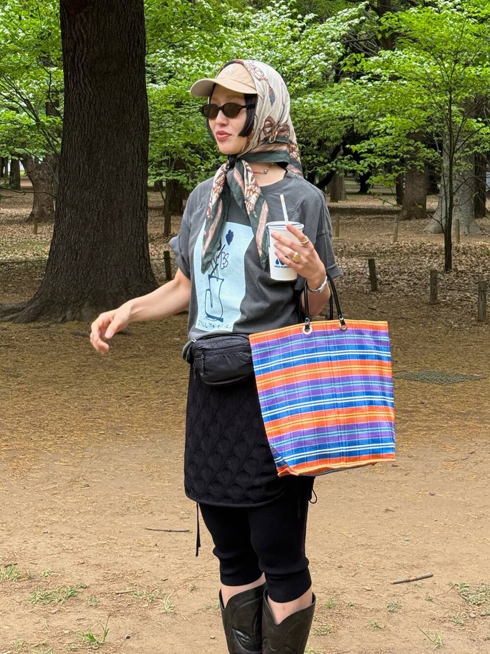 グレー系のTシャツ/カットソー、ブラック系のブーツ、ブラック系のその他パンツを着用したレディースの夏コーディネートの2枚目の写真