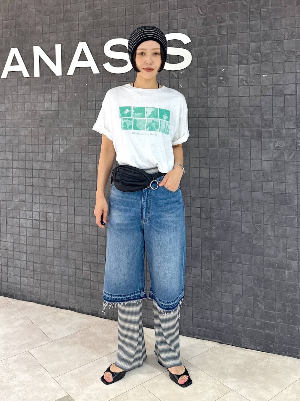 グレー系のその他パンツ、ホワイト系のTシャツ/カットソー、ブラック系のパンプスを着用したレディースの夏コーディネートの4枚目の写真