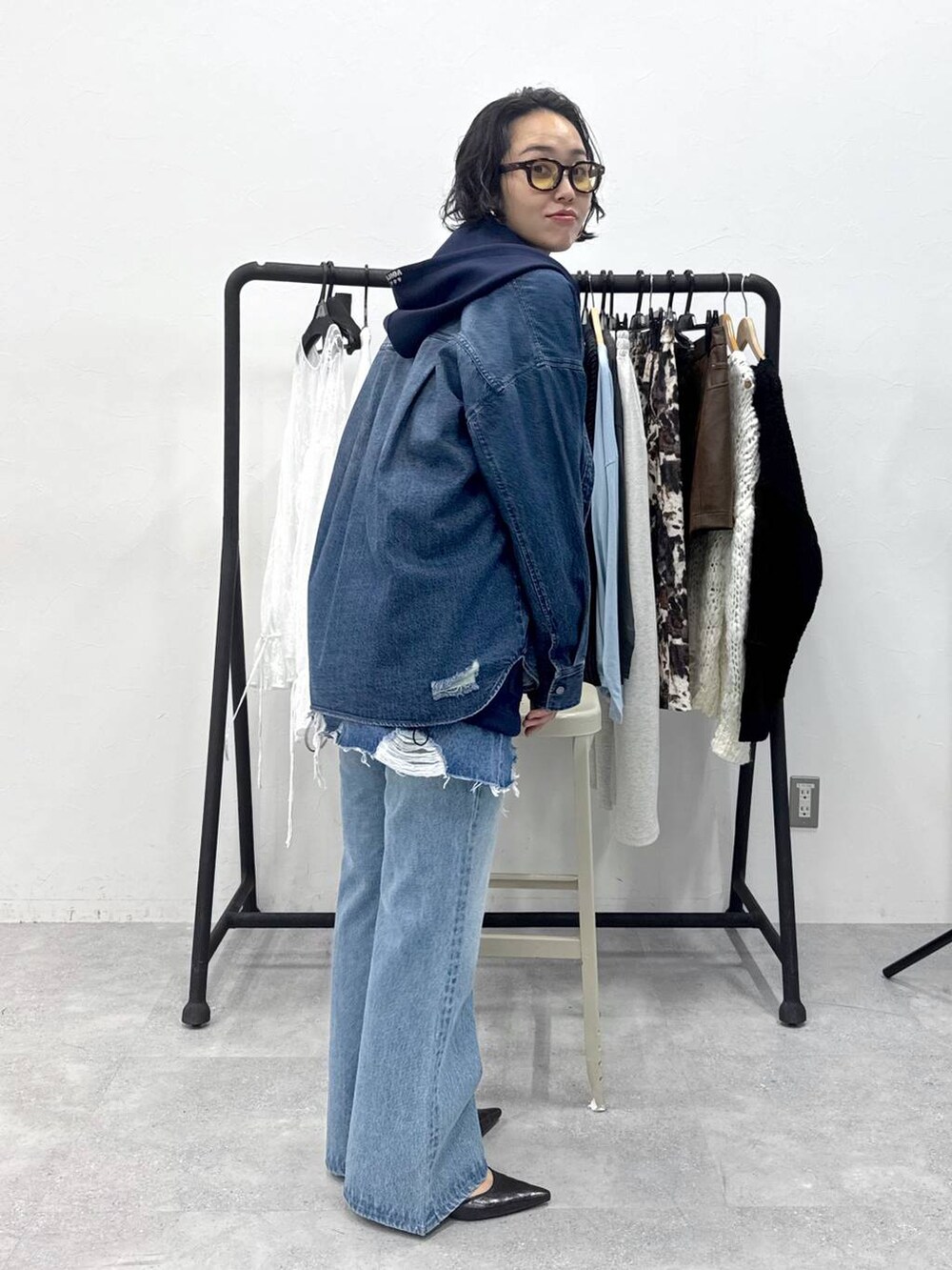 ブルー系のデニムパンツ、グレー系のTシャツ/カットソー、ブルー系のデニムスカートを着用したレディースの秋コーディネートの5枚目の写真