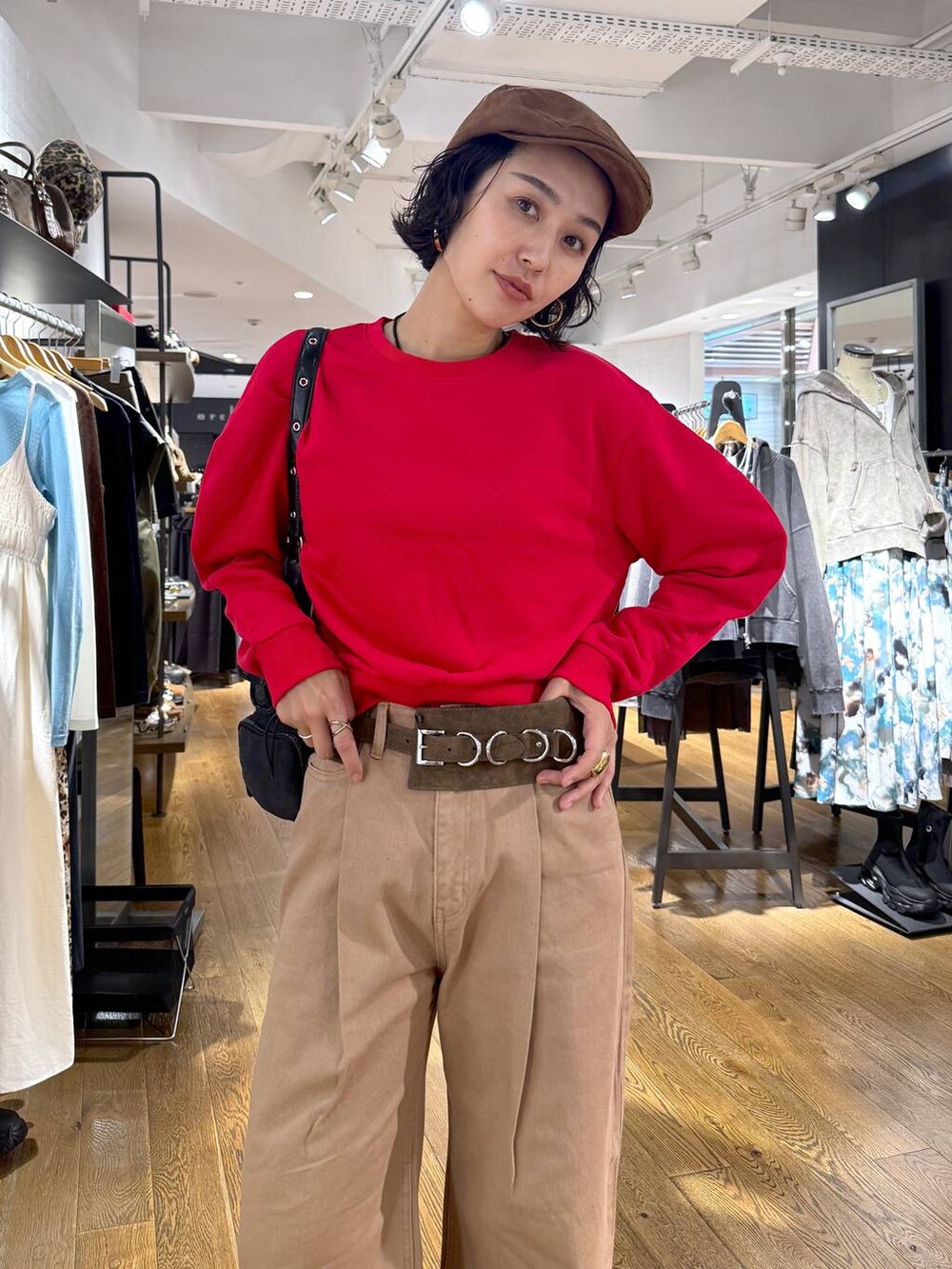 ベージュ系のデニムパンツ、ブラック系のショルダーバッグ、ブラック系のブーツを着用したレディースの秋コーディネートの8枚目の写真