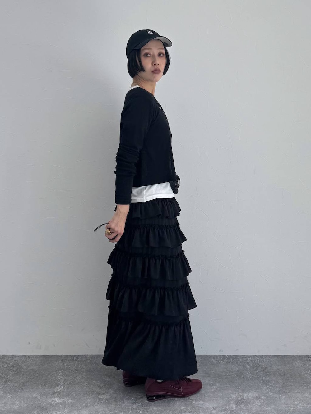 ブラック系のスカートを着用したレディースの冬コーディネートの5枚目の写真