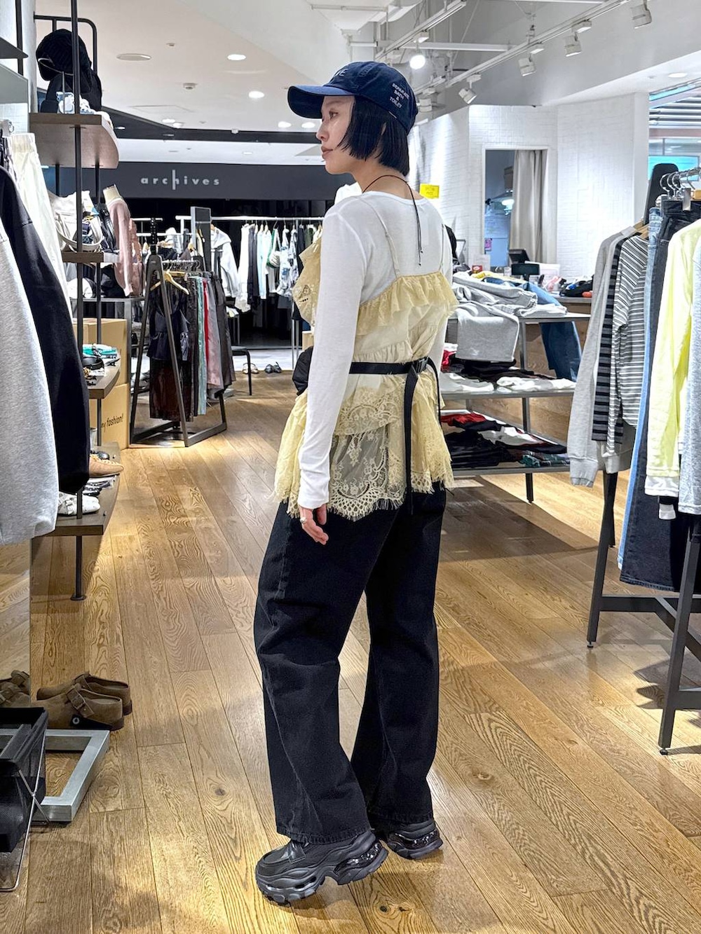 ホワイト系のTシャツ/カットソー、ブラック系のデニムパンツを着用したレディースの春コーディネートの4枚目の写真