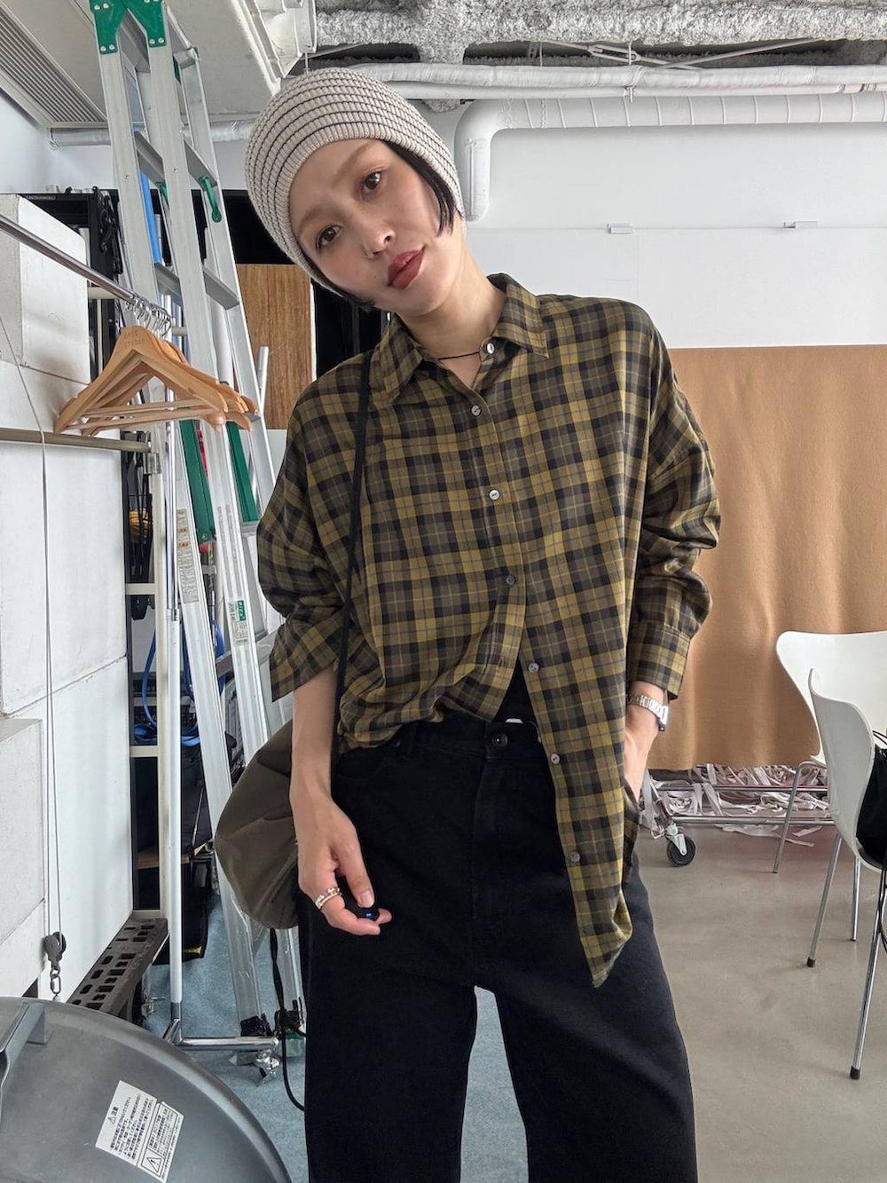 ホワイト系のニットキャップ/ビーニーを着用したレディースの夏コーディネートの2枚目の写真
