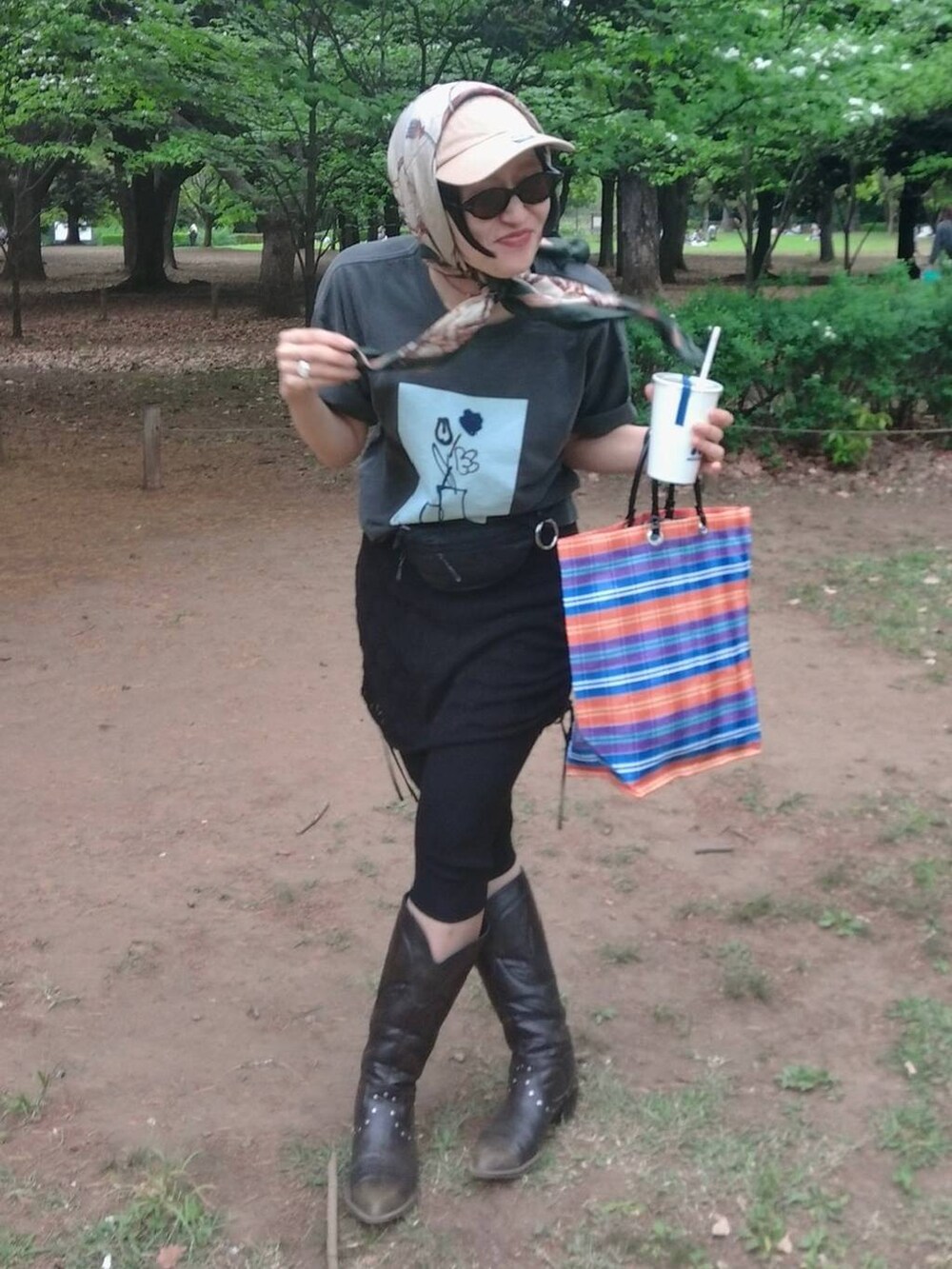 グレー系のTシャツ/カットソー、ブラック系のブーツ、ブラック系のその他パンツを着用したレディースの夏コーディネートの5枚目の写真