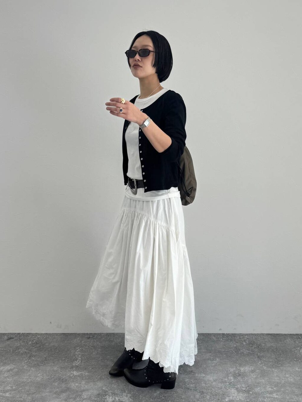 ブラック系のブーツを着用したレディースの冬コーディネートの5枚目の写真