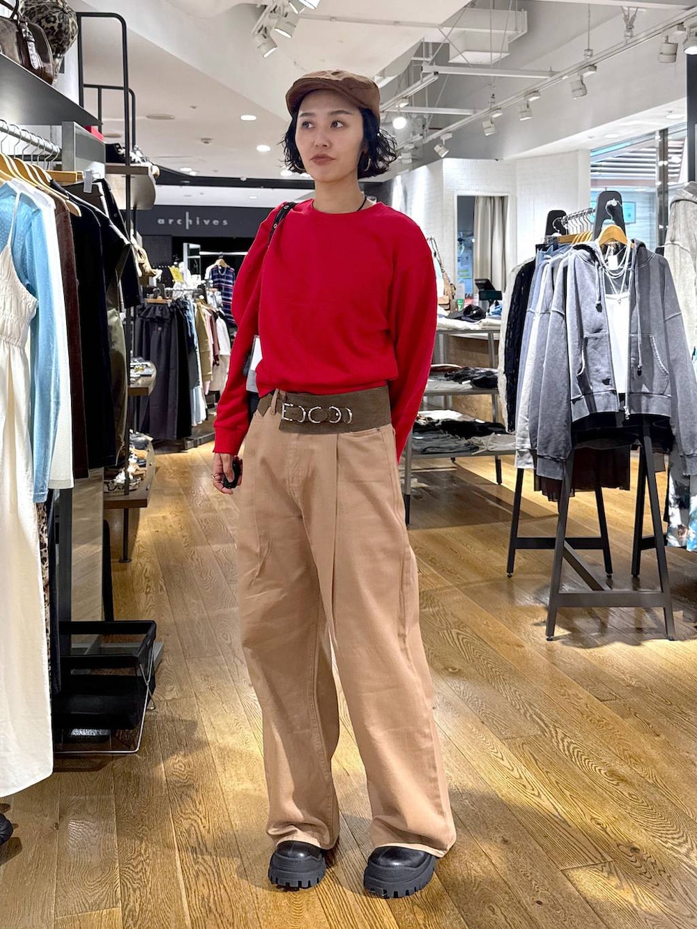 ベージュ系のデニムパンツ、ブラック系のショルダーバッグ、ブラック系のブーツを着用したレディースの秋コーディネートの10枚目の写真