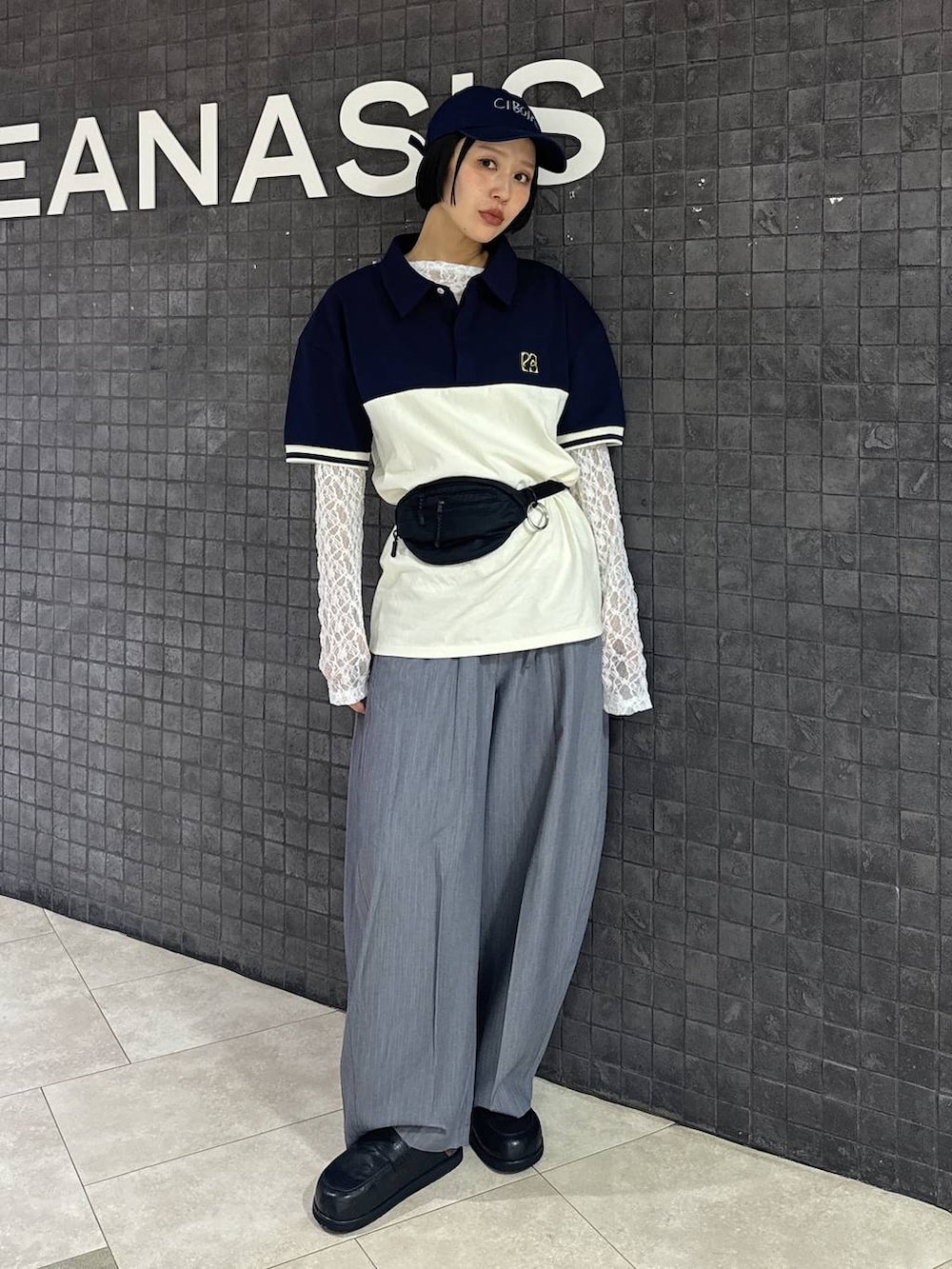 ホワイト系のTシャツ/カットソー、ブラック系のローファー、グレー系のスラックスを着用したレディースの春コーディネートの2枚目の写真