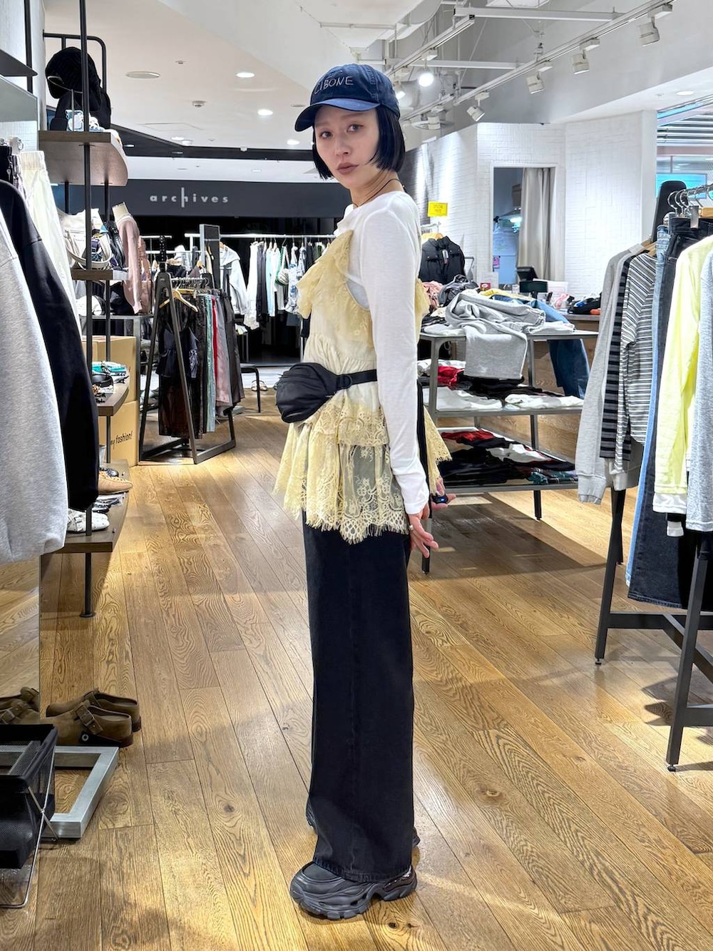 ホワイト系のTシャツ/カットソー、ブラック系のデニムパンツを着用したレディースの春コーディネートの3枚目の写真