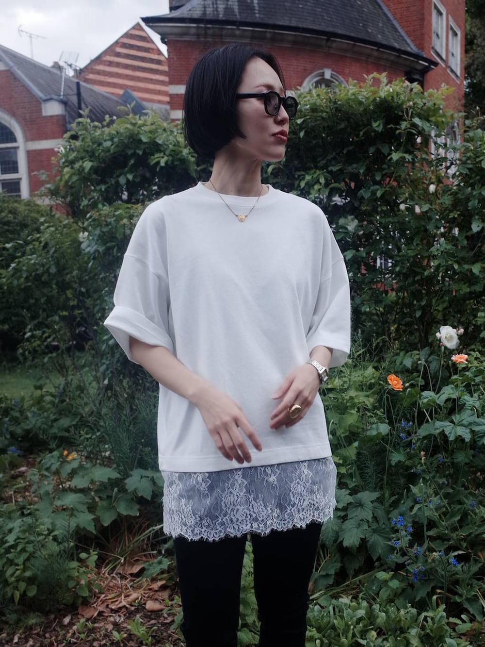 ブラック系のデニムパンツ、ホワイト系のTシャツ/カットソーを着用したレディースの夏コーディネートの4枚目の写真