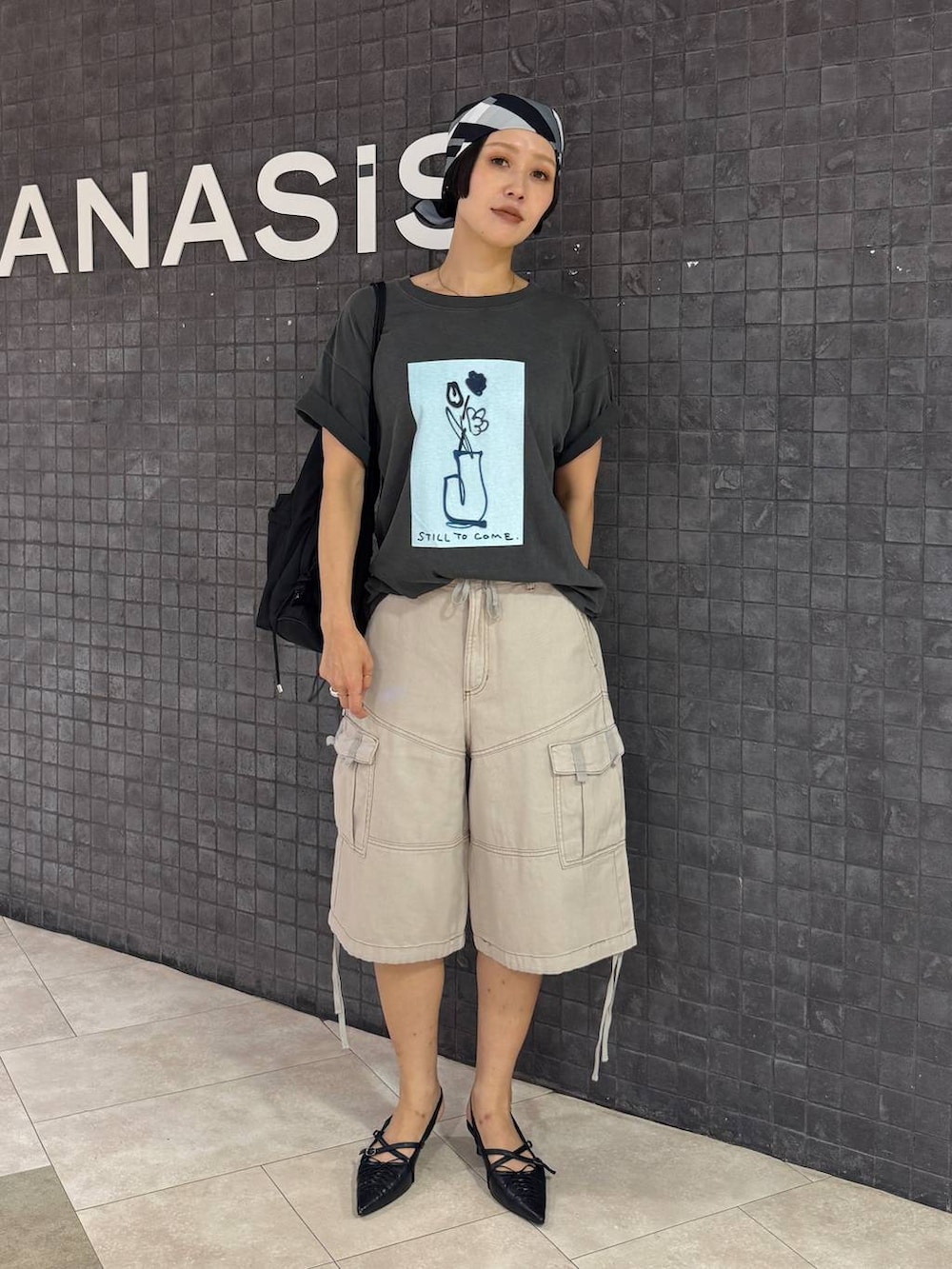 グレー系のTシャツ/カットソー、ブラック系のパンプス、ベージュ系のカーゴパンツを着用したレディースの夏コーディネートの4枚目の写真