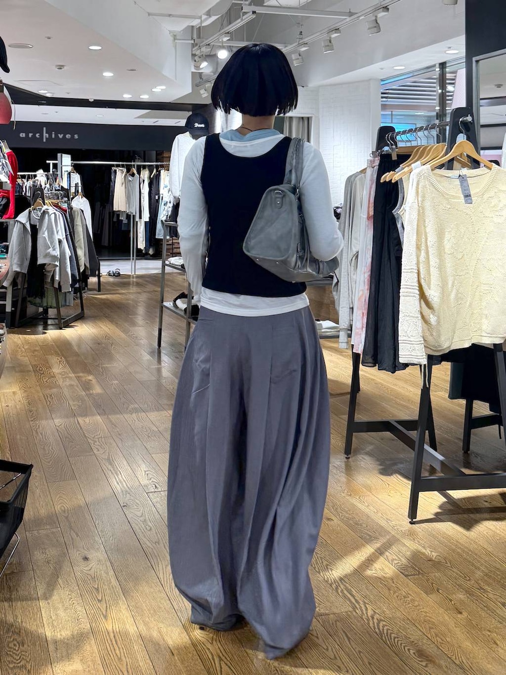 ホワイト系のTシャツ/カットソー、ベージュ系のローファー、ブルー系のTシャツ/カットソーを着用したレディースの春コーディネートの4枚目の写真