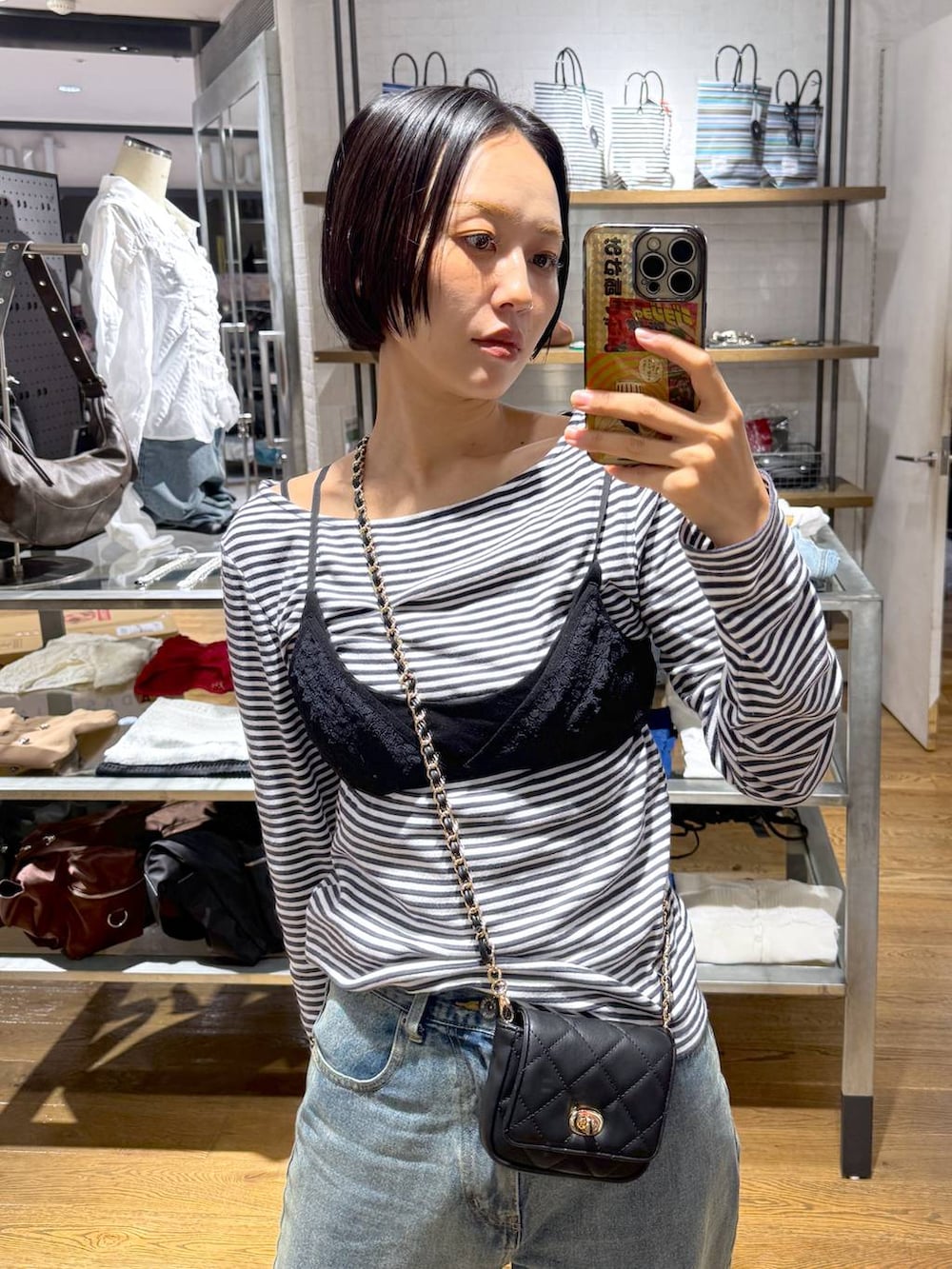 ブルー系のデニムパンツを着用したレディースの夏コーディネートの2枚目の写真