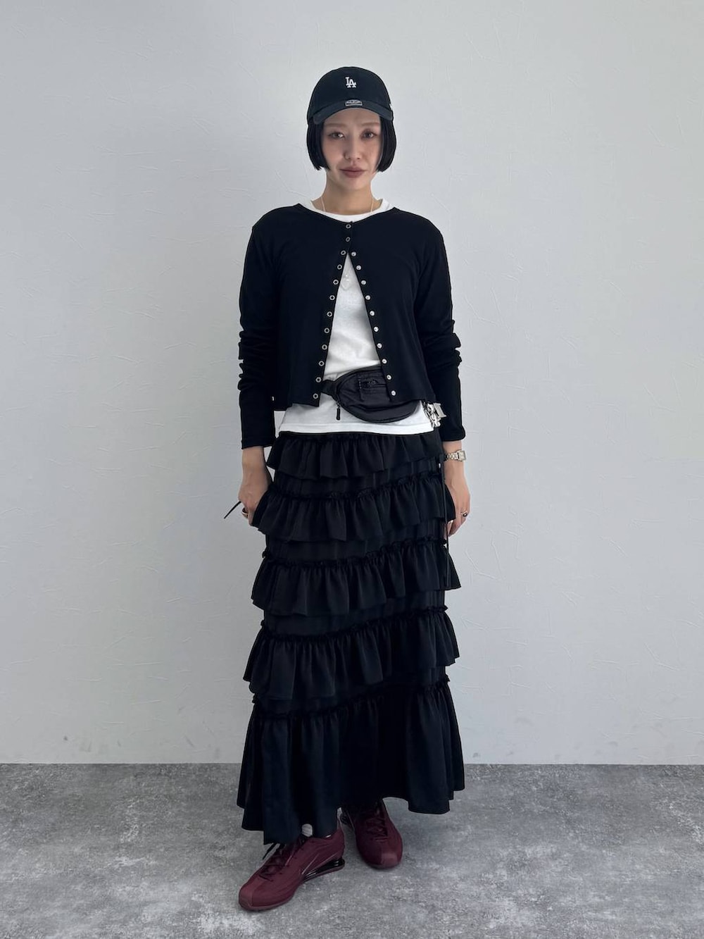 ブラック系のスカートを着用したレディースの冬コーディネートの2枚目の写真