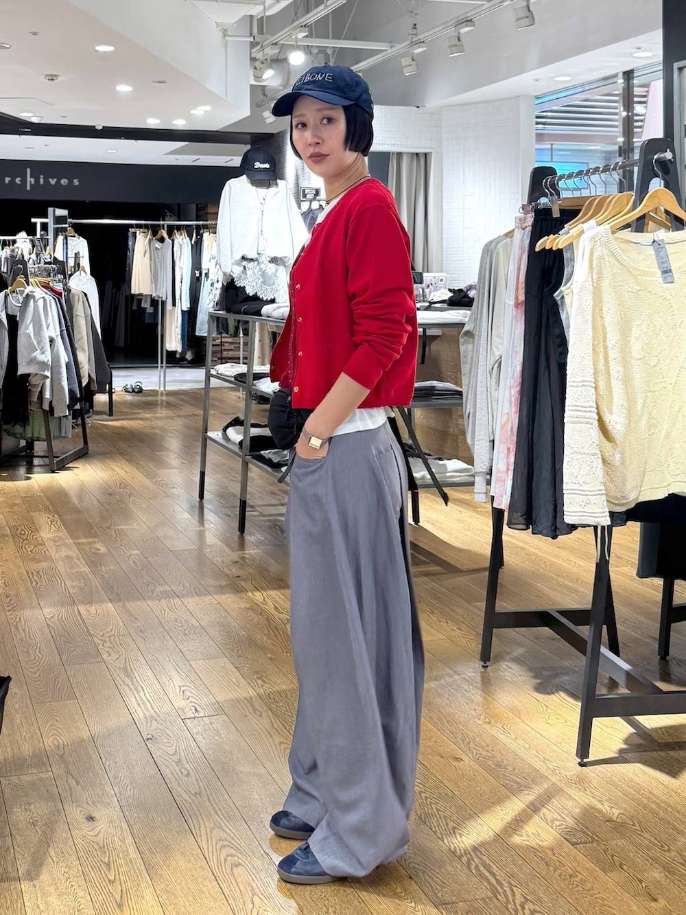 ホワイト系のTシャツ/カットソー、レッド系のベスト、レッド系のカーディガン/ボレロを着用したレディースの春コーディネートの4枚目の写真