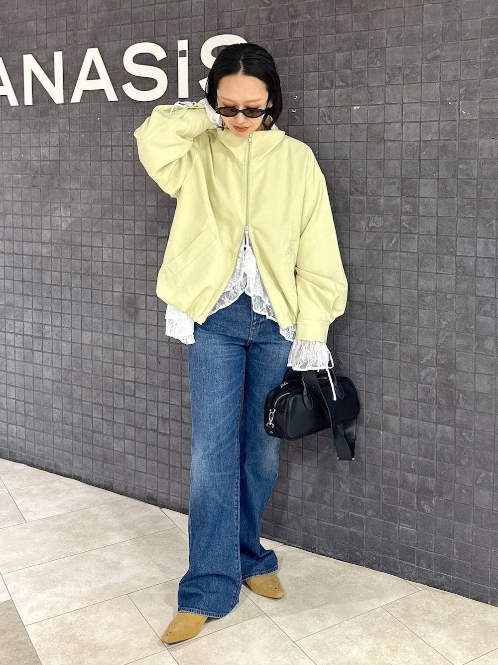 ホワイト系のシャツ/ブラウス、ブルー系のデニムパンツ、ベージュ系のパンプスを着用したレディースの春コーディネートの7枚目の写真