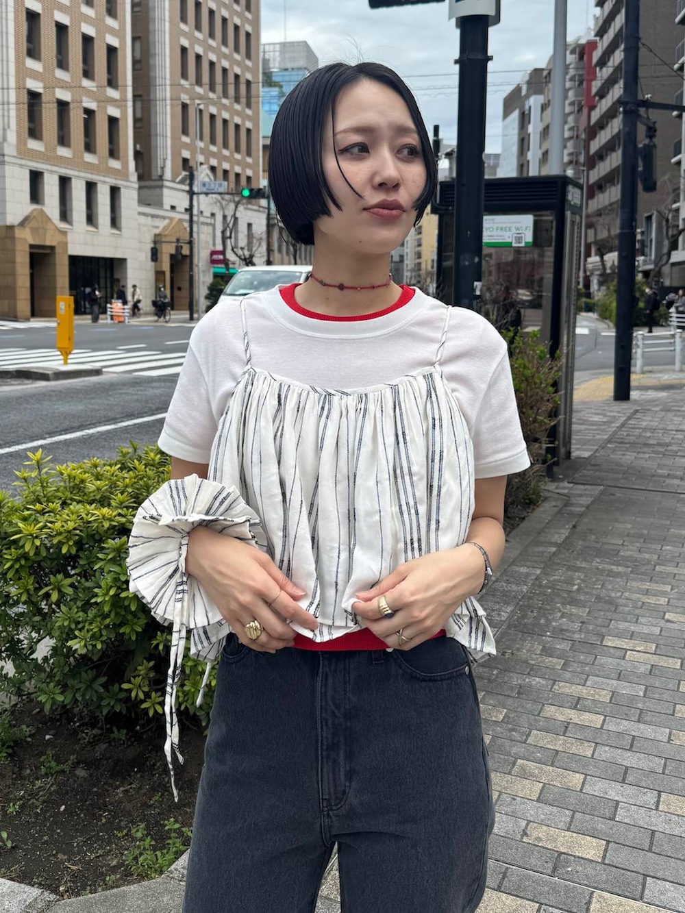 ブラック系のサンダル、ブラック系のデニムパンツを着用したレディースの春コーディネートの8枚目の写真