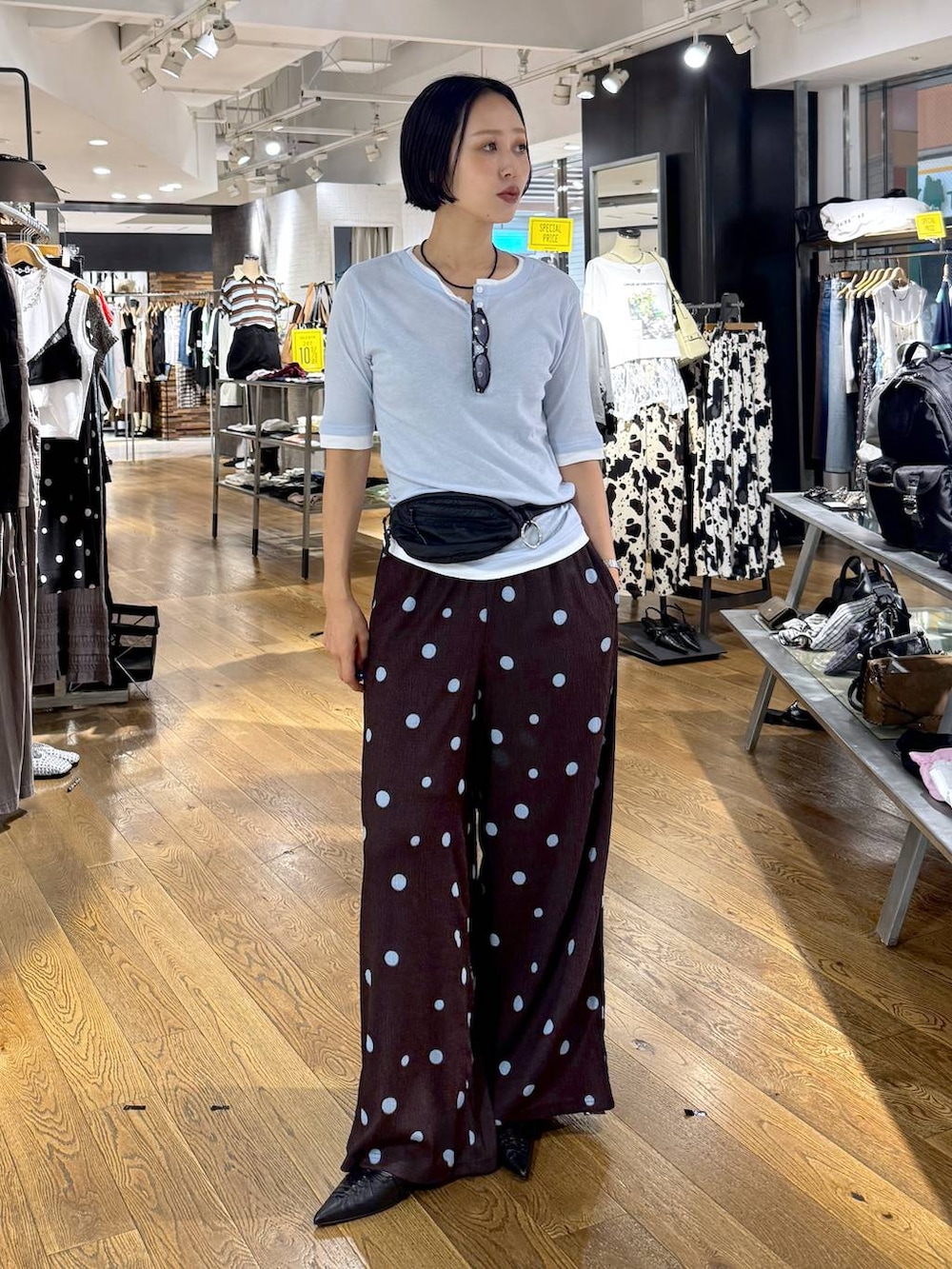 ブラウン系のその他パンツ、ブルー系のTシャツ/カットソー、ブラック系のパンプスを着用したレディースの夏コーディネートの2枚目の写真
